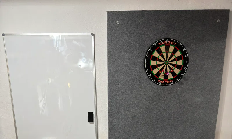 Dartscheibe und Whiteboard