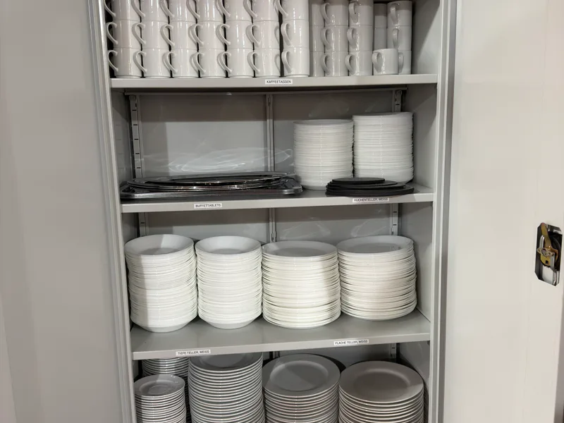Geschirr, Teller und Tassen im Schrank