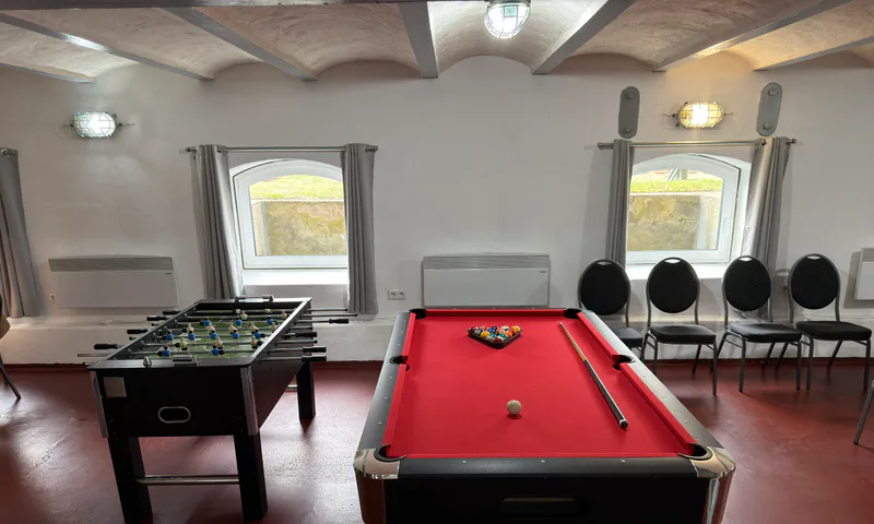 Spielraum mit Tischkicker und Billard