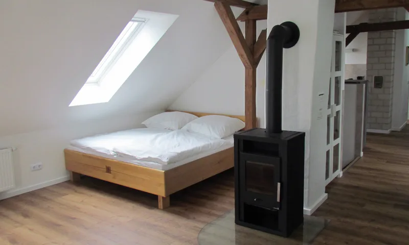 Doppelbett unter dem Dachfenster