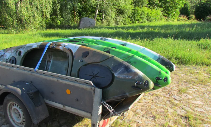 Vier Kajaks auf dem Anhänger