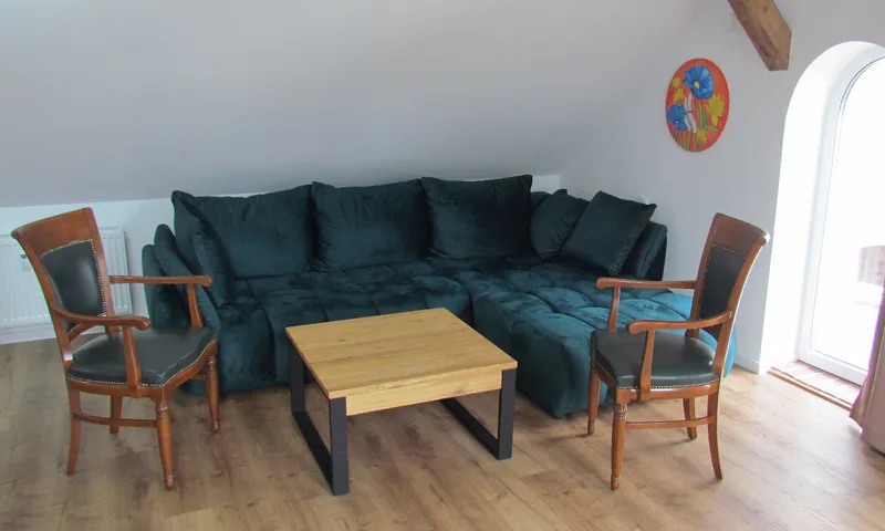 Sitzecke mit Schlafcouch und Sesseln
