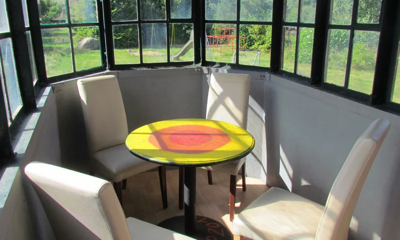 Teehaus innen mit Blick ins Grüne
