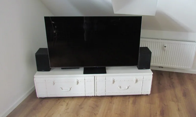 Großer Fernseher mit Musikanlage
